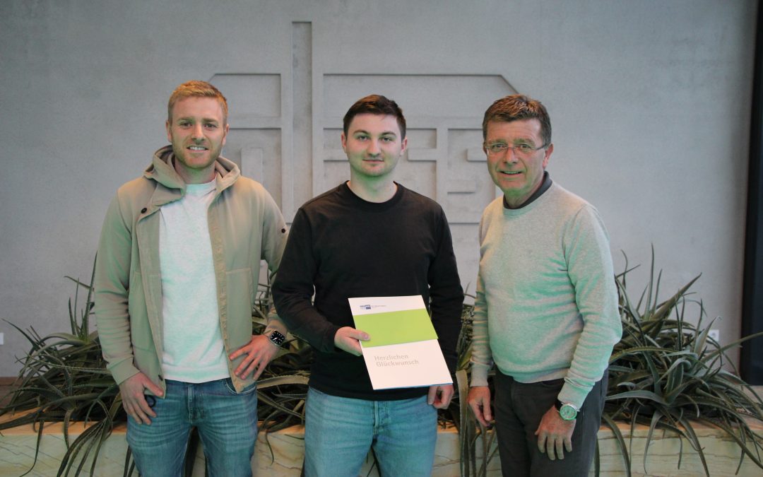 Azubi beendet Ausbildung mit Bestnoten